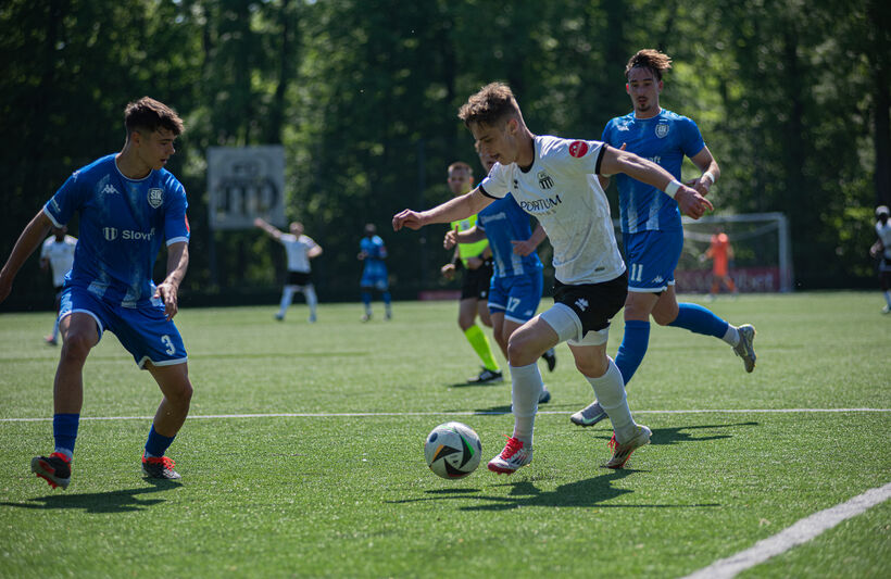 Dva góly po dvoch rohových kopoch znamenali našu domácu prehru so Šamorínom